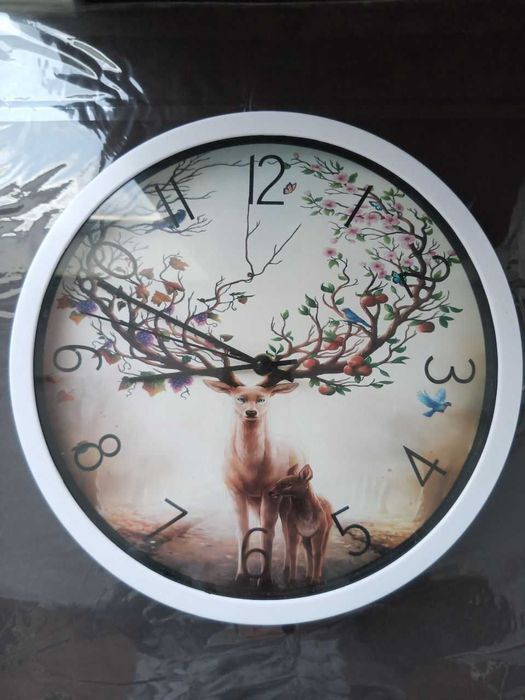 Часы кварцевые белые с оленем
