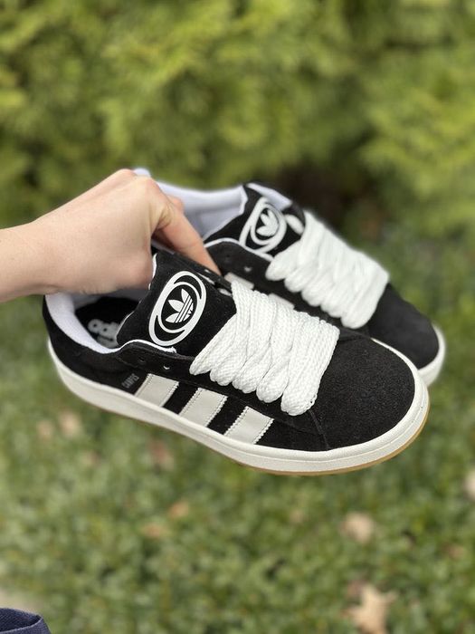 Кросівки жіночі