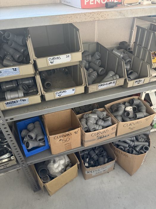 Lote de material de canalização/saneamento — acessórios PVC e tubagem — diversas medidas