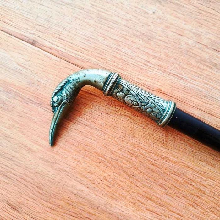 Bengala em madeira exótica maciça e patinada com castão tubular em metal prateado