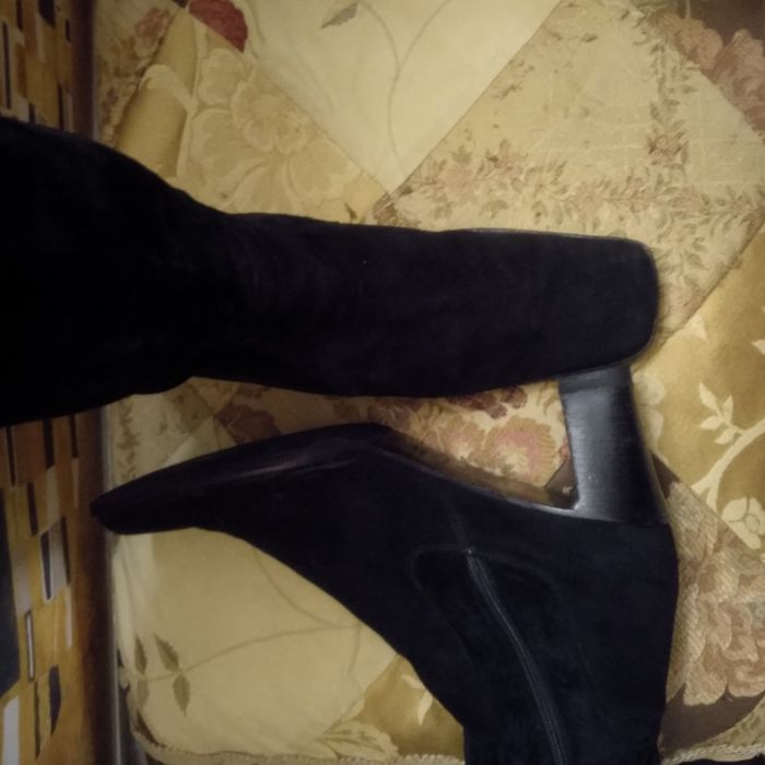 Чоботи цікаві,натуральна шкіра..