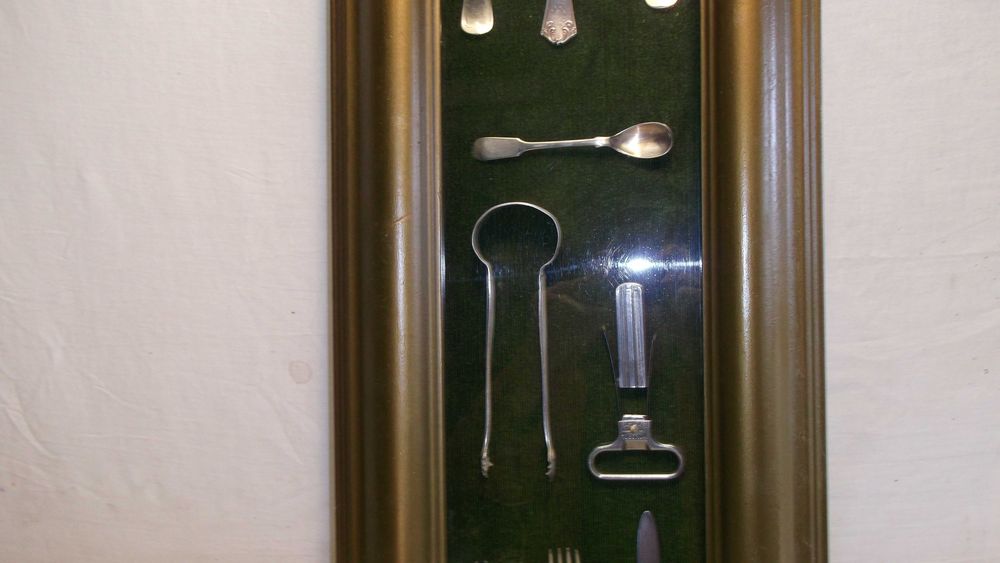 Vitrine     Moldura com  Peças Prateadas