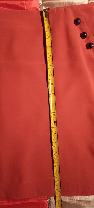 2 saias de verão, cor tijolo e preta c/ desenhos brancos, pelo joelho