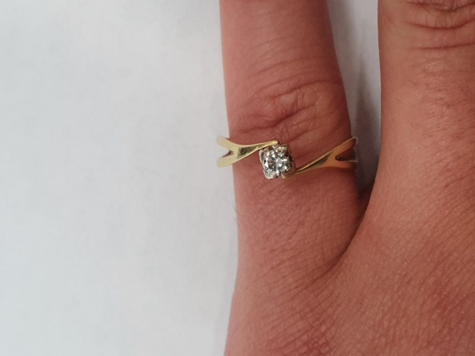 Ciekawy złoty pierścionek/ 750/ 3.49 gram/ DIA 0.15CT/ Wycena/ R17