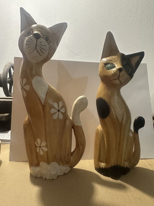 Gatos decorativos em madeira
