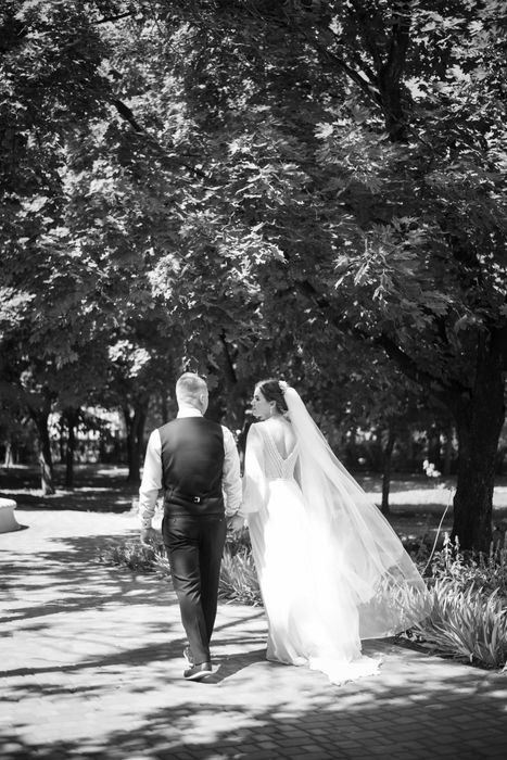 Розкішна весільна сукня зі шлейфом