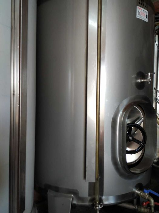 Cubas para vinho, uma de 500 litros e outra de 750 litros /Garrafeira.