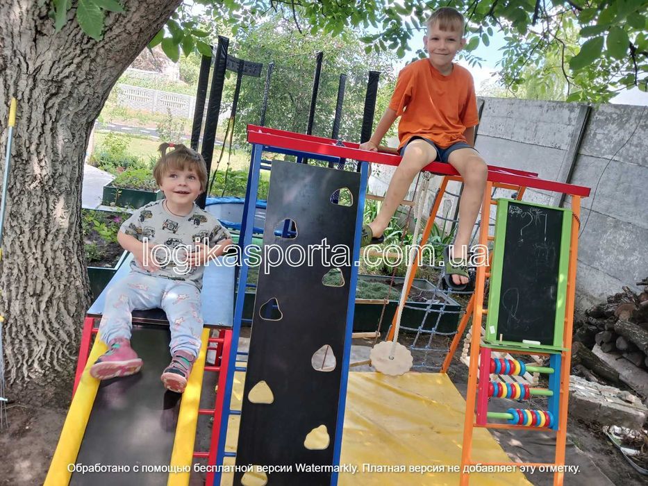Игровая площадка 1,5- 2 м, горка, качели, детский спортивный комплекс