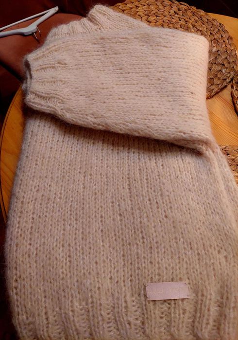 Sweterek ręcznie zrobiony na drutach