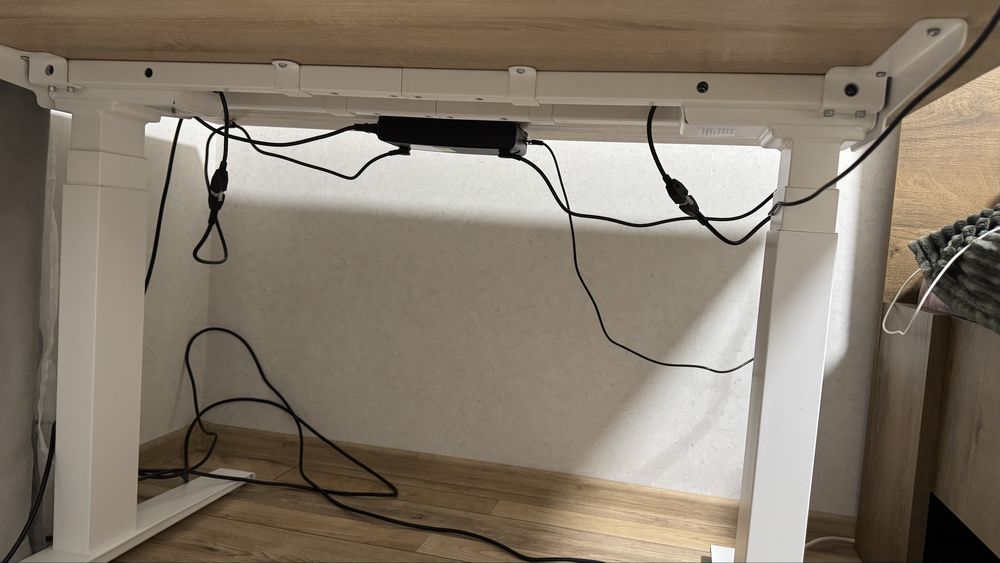 Стіл з регулюванням висоти і посиленими ніжками. Стільниця 120х90