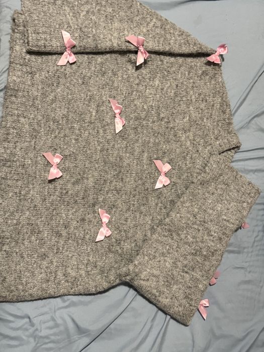 Siwy sweter z różowymi kokardkami