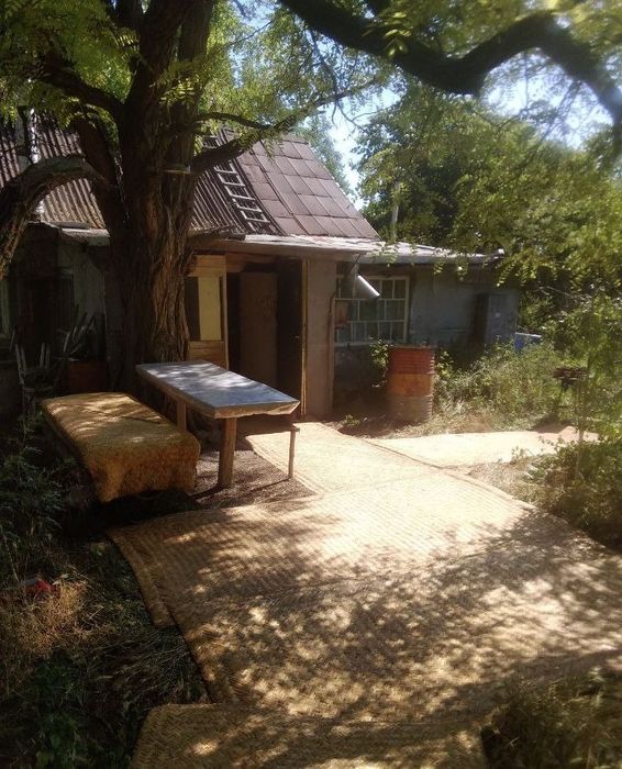 Пригород. Старый домик 50сот. У дороги.