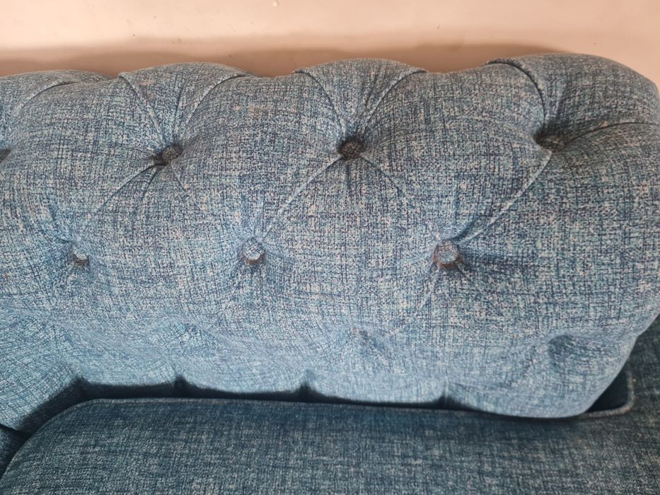 Sofá capitone 3 lugares com chaise longue