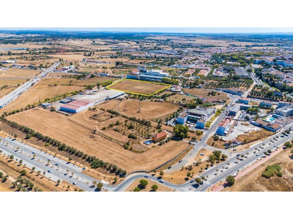 Urban plot for sale in the H4 residential zone of Évora