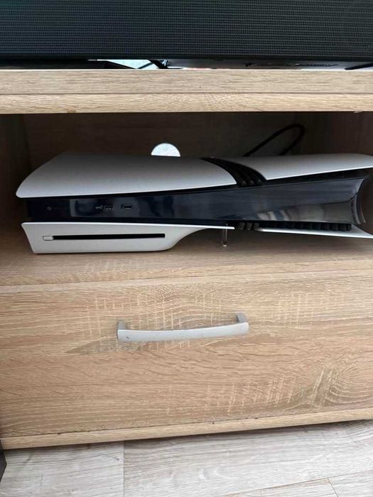 Ps5 pro + napęd + 2 pady jak nowa