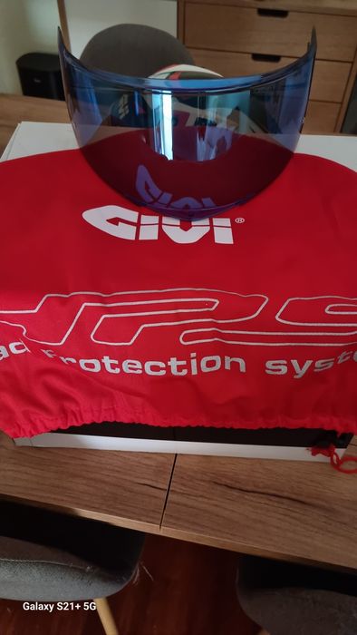 2 Capacetes FOX/GIVI  em Excelente Estado – 120€ Cada