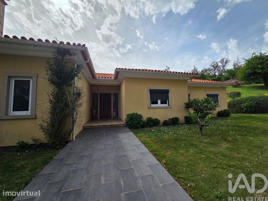 Casa / Villa T4 em Santa Comba Dão e Couto do Mosteiro de 262 m2