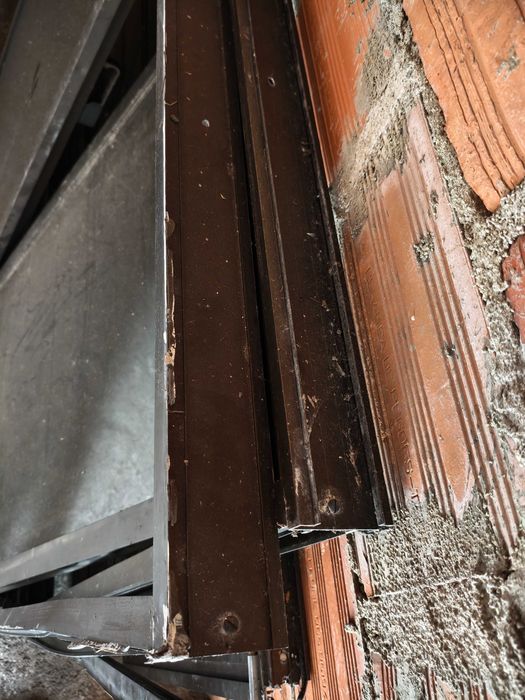 Porta e Janelas de alumínio castanho