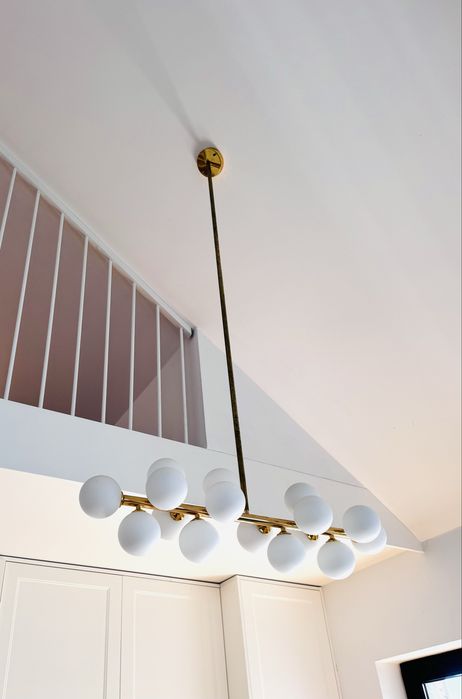 Lampa zlota kule biale mleczne nowoczesna