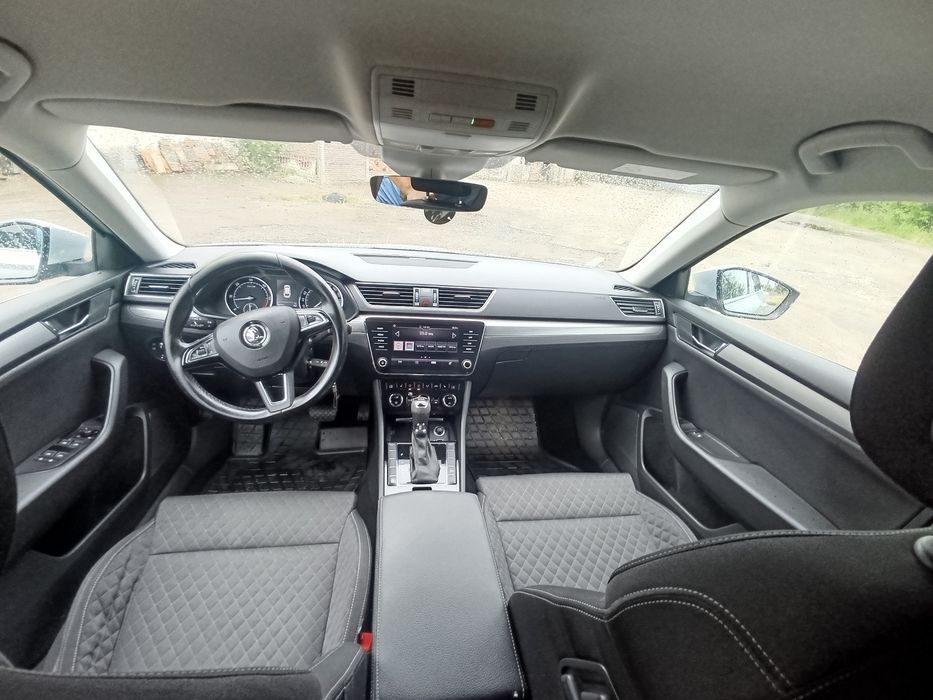 Skoda Superb 2018 року випуску.