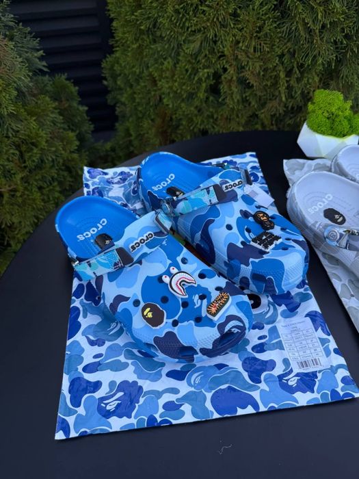 Crocs x BAPE Camo сабо унісекс сині/сірі | Літні крокси з джибітсами | Тапки трендові | тапочки на літо | Крокси Бейп Сірий/синій