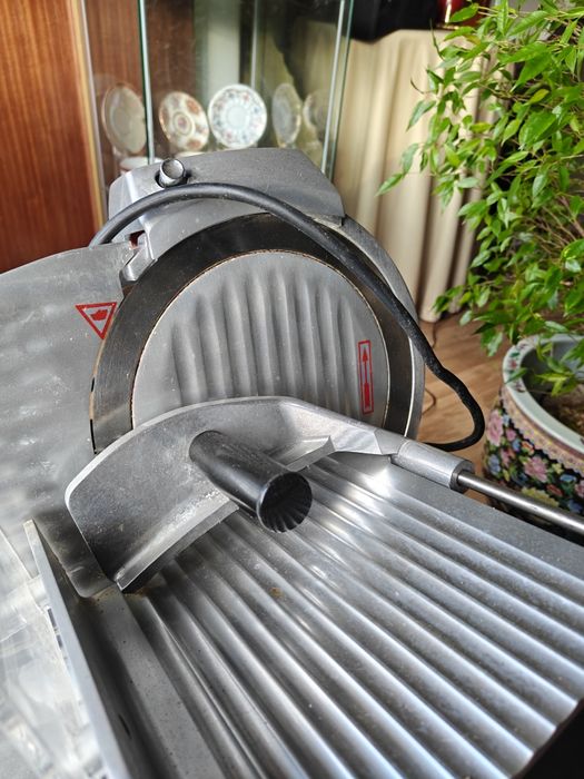 Fiambreira eléctrica NTS Maquina de cortar carnes, pouco usada, indust