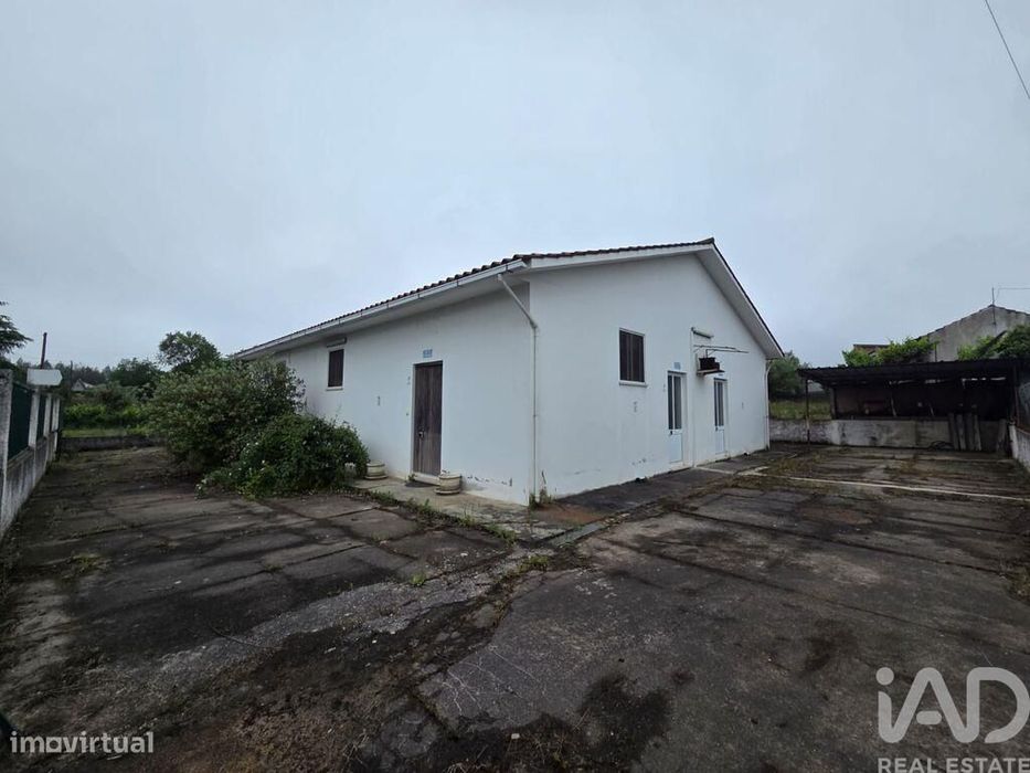 Loja / Estabelecimento Comercial em Ovoa e Vimieiro de 1,00 m2