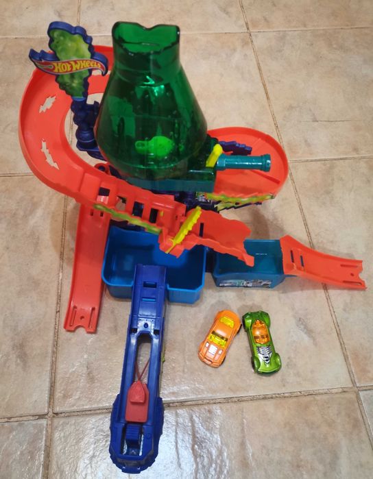 Трек Hot Wheels Научная лаборатория