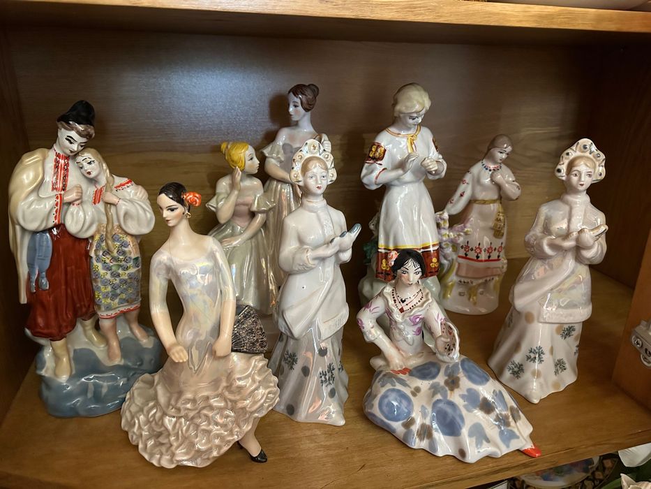 Połonne porcelanowa figurka Kobieta Haftująca PRL