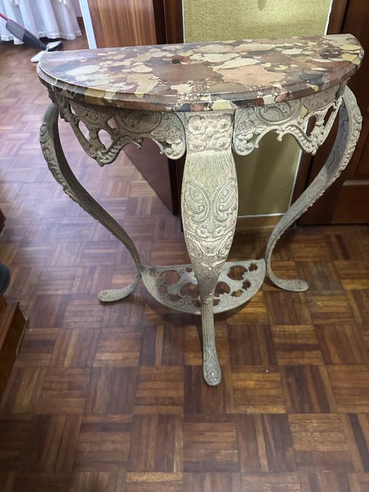 Consola meia-lua com tampo em mármore brecha