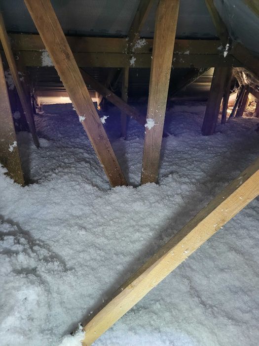Ocieplenia izolacja  wdmuchiwana wełną celulozą stropodachy naprawy