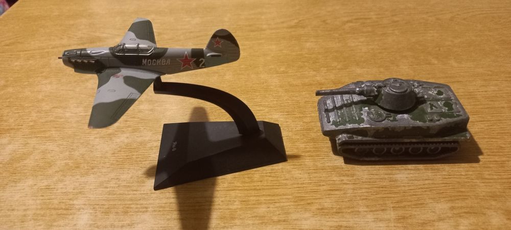 Модель БТР ВИЗ,  та винищувач ЯК-9, металеві, гарний стан.