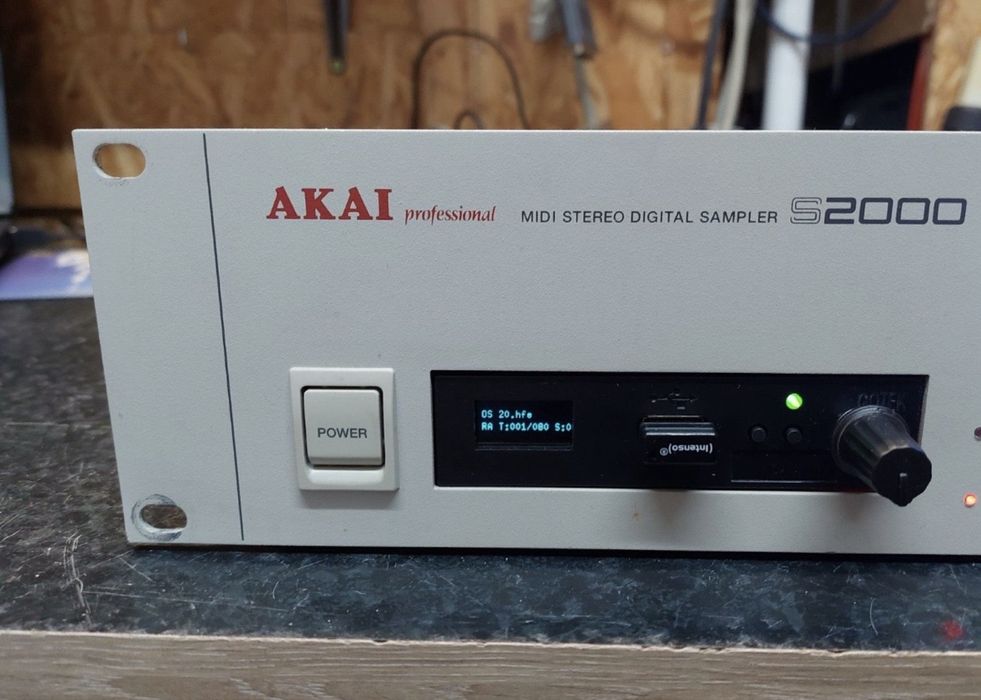 Akai s2000 sampler