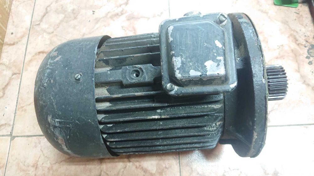 Три двигуна - асинхронні СССР.