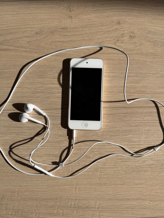 iPod 6th gen 32 gb ze słuchawkami