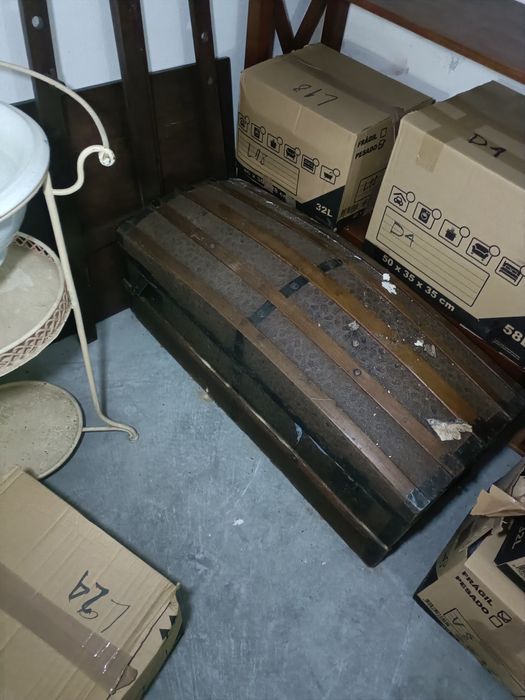 Arca antiga com ferragens