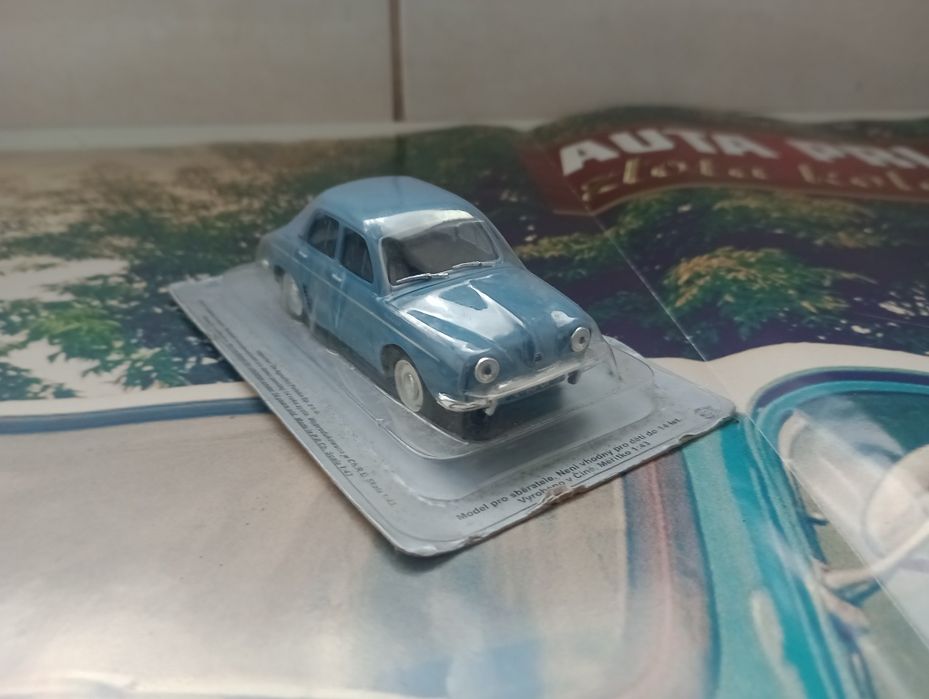 Kultowe auta PRL Renault Dauphine model samochodu PRL 1 43