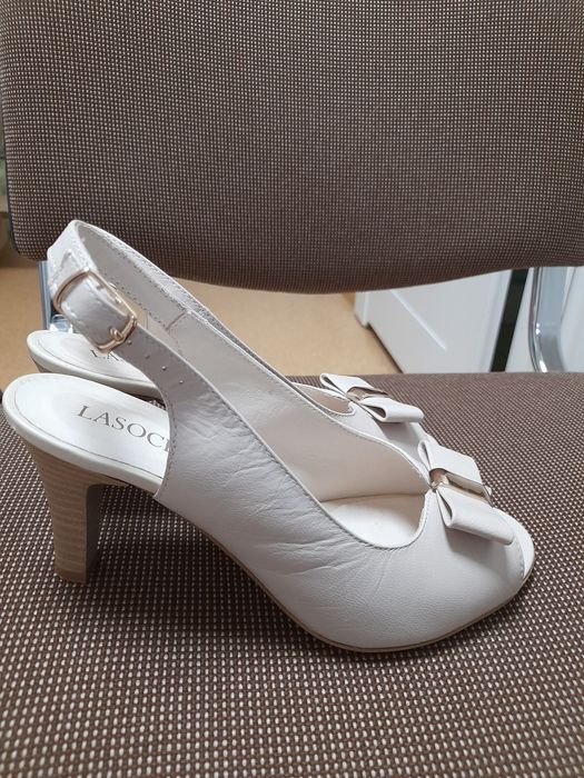 Sandały damskie  na średnim obcasie. Lasocki