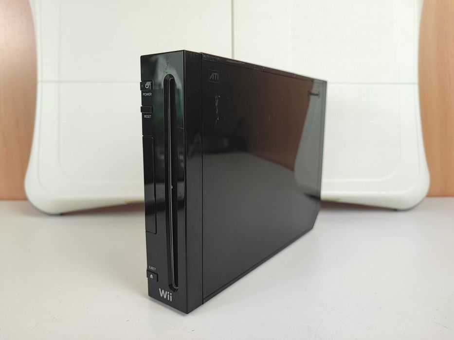 Nintendo Wii RVL-001 +2 Wii Remote +2 Wii Nunchuck + Wii Balance Board