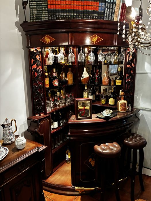 Bar de canto em madeira + 2 bancos