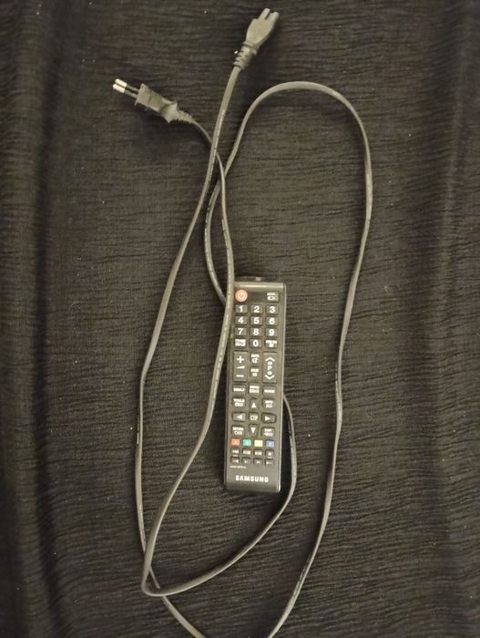TV SAMSUNG 32 POLEGADAS com comando e cabo de energia