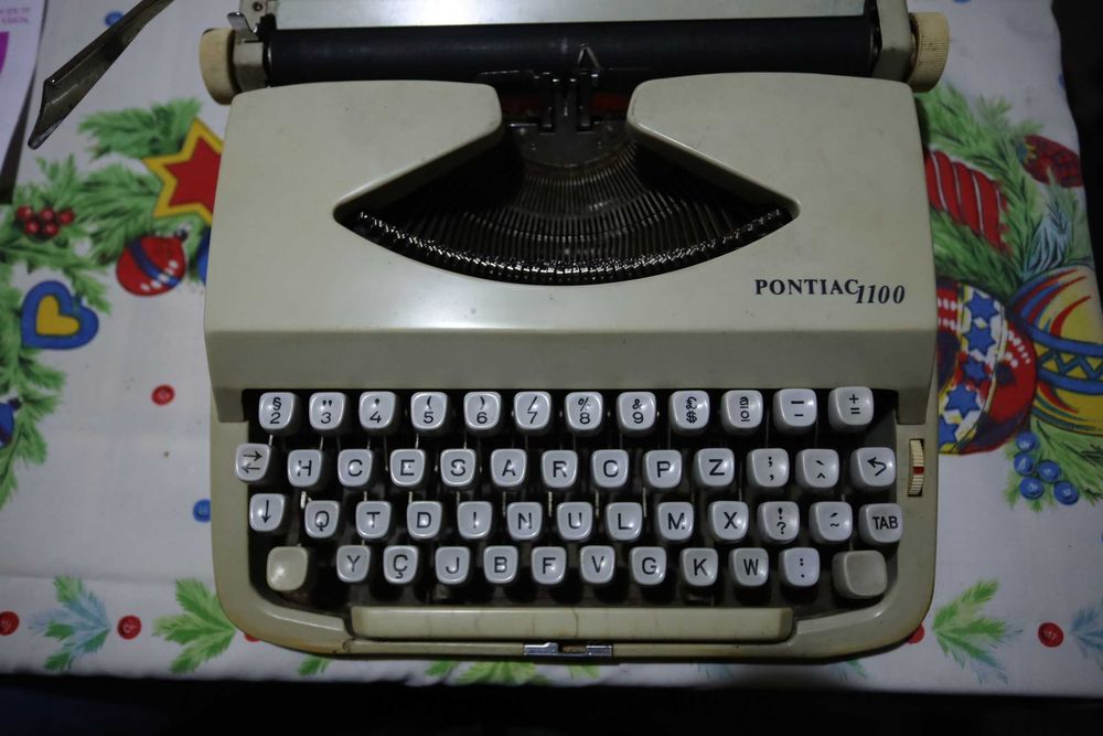 Máquina de escrever Pontiac 1100 em bom estado, pouco uso