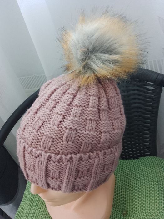 Czapka damska z pomponem