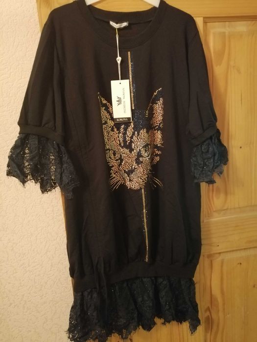 Платье темно-синего цвета с декором