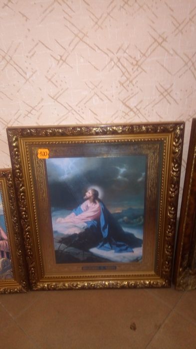 Продається   у цінних дерев'яних  рамках  дуже  дешево картини