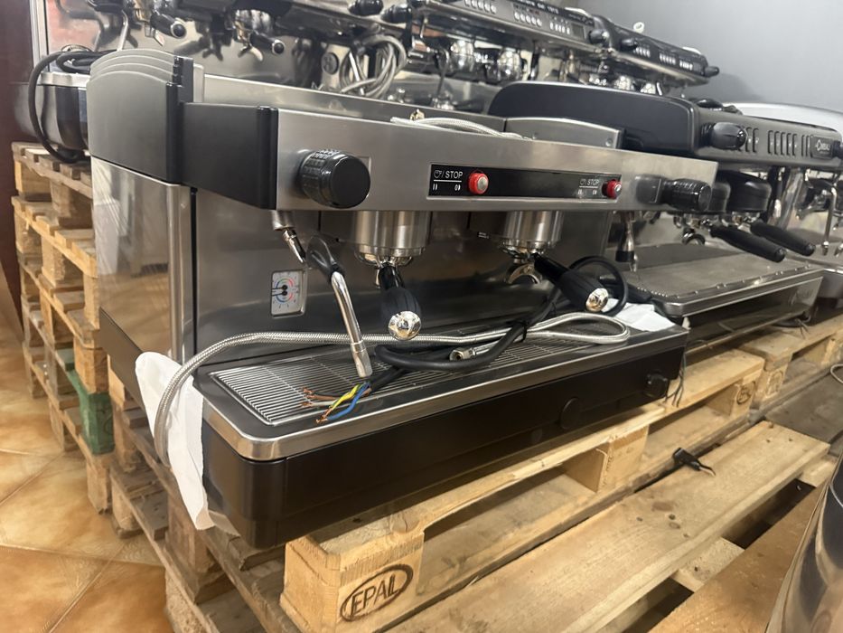 Máquina café industrial como nova, com garantia,fazemos instalação.