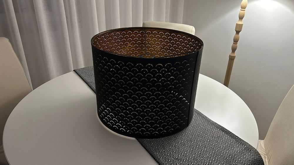 Candeeiros pretos com interior Dourado
