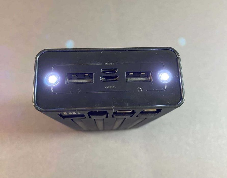 Павер банк на 20 000 mAh із сонячною панеллю та вбудованими кабелями