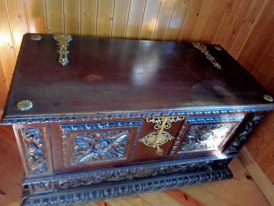 Arca vintage em madeira de castanheiro