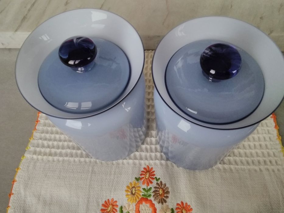 Dois potes de vidro fumado.